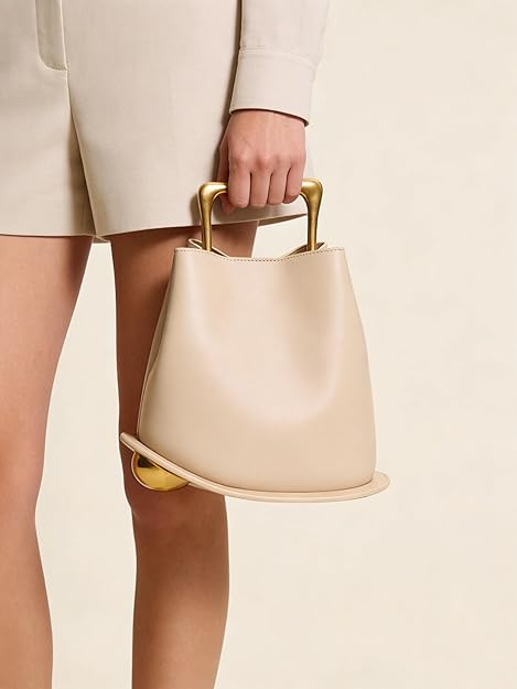Borsa a secchiello da donna in similpelle, a tracolla con manico in metallo dorato, ideale per il tragitto casa-lavoro e le feste.