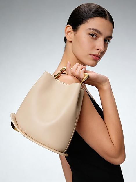 Borsa a secchiello da donna in similpelle, a tracolla con manico in metallo dorato, ideale per il tragitto casa-lavoro e le feste.